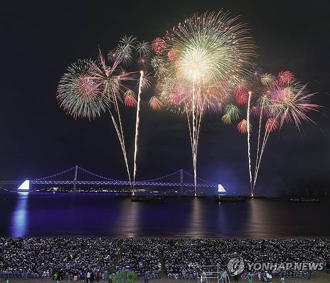 화려한 부산불꽃축제 (부산=연합뉴스) 손형주 기자 = 4일 오후 부산 광안리해수욕장 일대에서 열린 제18회 부산불꽃축제에서 화려한 불꽃이 가을 밤바다를 수놓고 있다. 올해 불꽃축제는 2030부산엑스포 유치를 기원하며 1부 'DREAM, 꿈이 이루어지는 무대', 2부 '모두의 꿈이 모이다'를 주제로 진행됐다. 2023.11.4 handbrother@yna.co.kr