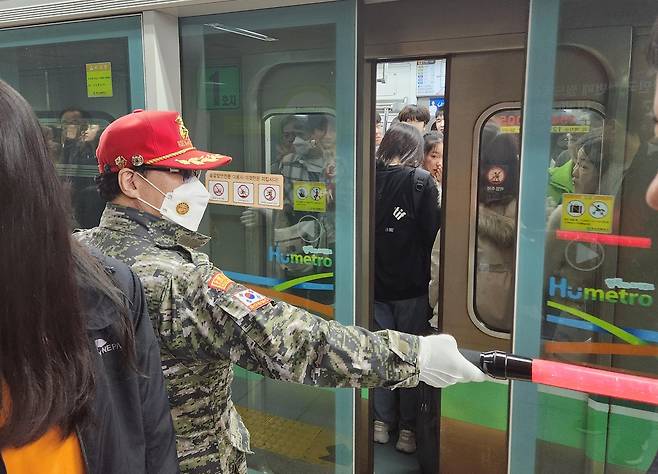 열차 입구 마다 안전요원이 인원수를 통제하는 모습 [차근호 기자]