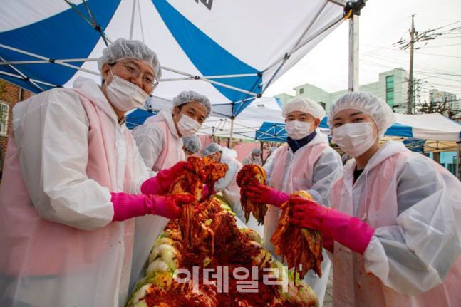 지난 4일 호반사랑나눔이 회원들이 서울 금천구 혜명보육원에서 김장 봉사활동을 하고 있다. (사진=호반그룹)