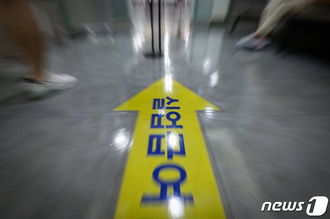 마포구 서울서부고용복지플러스센터에서 실업급여를 신청하려는 시민들이 이동하고 있다.  2023.9.11/뉴스1 ⓒ News1 안은나 기자