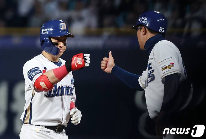 3일 오후 경남 창원시 마산회원구 양덕동 창원NC파크에서 열린 프로야구 '2023 신한은행 SOL KBO 포스트시즌' 플레이오프 4차전 kt 위즈와 NC 다이노스의 경기, NC 손아섭이 8회말 1사 1,2루에서 적시타를 친 뒤 윤병호 코치와 하이파이브를 하고 있다. 2023.11.3/뉴스1 ⓒ News1 김진환 기자