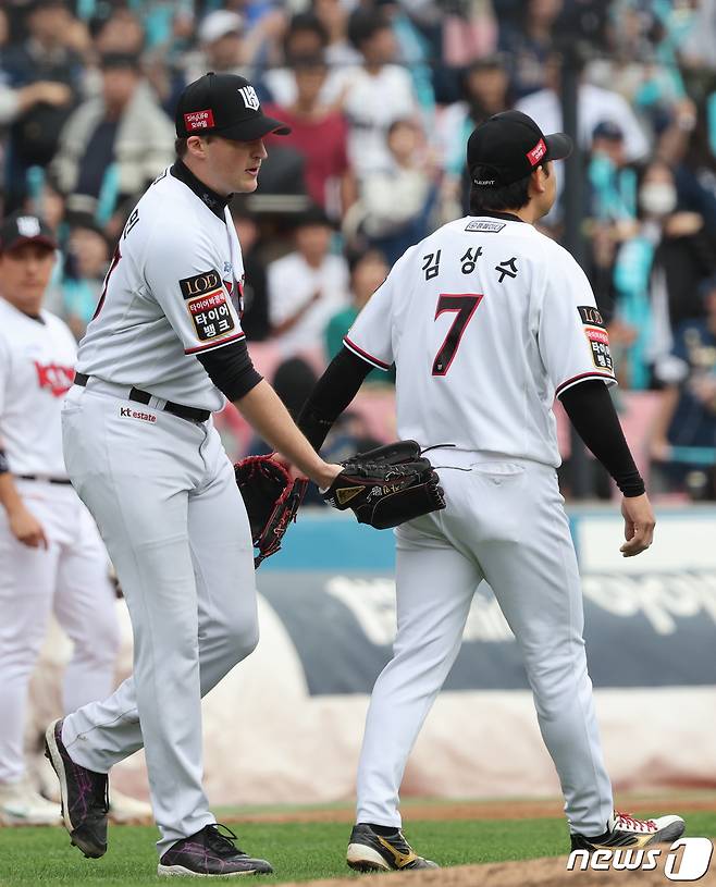 5일 오후 경기도 수원시 장안구 조원동 수원KT위즈파크에서 열린 프로야구 '2023 신한은행 SOL KBO 포스트시즌' 플레이오프 5차전 kt 위즈와 NC 다이노스의 경기, kt 선발 벤자민이 3회초 무사 1루에서 김주원의 타구를 잡지 못한 김상수를 다독이고 있다. 2023.11.5/뉴스1 ⓒ News1 김진환 기자