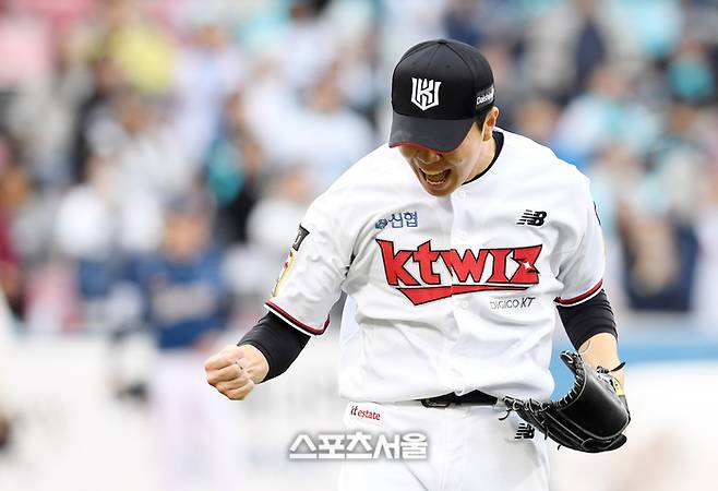 KT 손동현이 5일 수원KT위즈파크에서 열린 2023 KBO 플레이오프 5차전 NC와 경기 6회초 무사 1루에서 등판해 실점 없이 이닝을 마친 호 포효하고 있다. 2023. 11. 5. 수원 | 박진업기자 upandup@sportsseoul.com