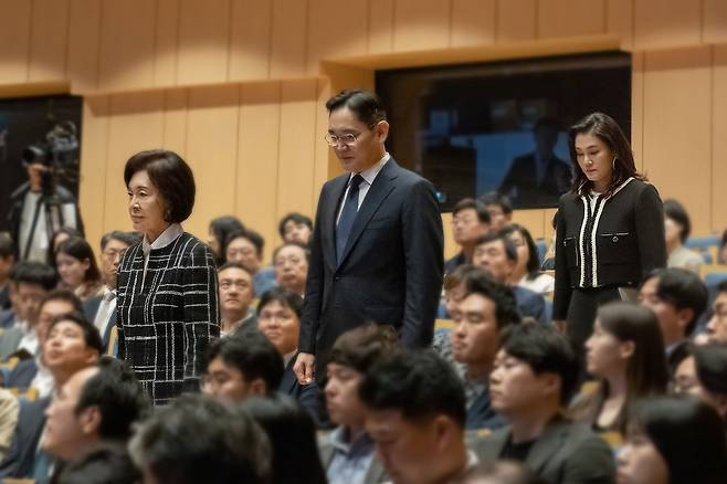 이재용 삼성전자 회장과 홍라희 전 삼성미술관 리움 관장, 이서현 삼성복지재단 이사장이 19일 경기도 용인 삼성전자 인재개발원 콘서트홀에서 열린 '이건희 선대회장 3주기 추모 음악회'에 참석하고 있다. / 삼성전자 제공