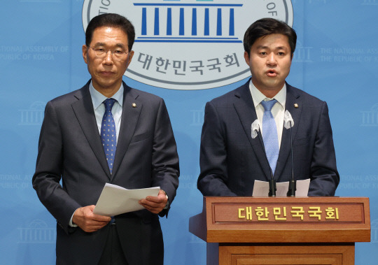 김포 지역 박상혁, 김주영 더불어민주당 의원이 5일 국회에서 서울 편입 관련 입장 발표 기자회견을 하고 있다.<연합뉴스>