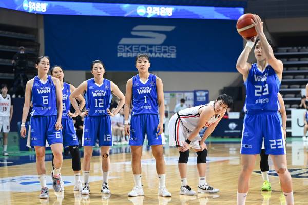 아산 우리은행 김단비(맨 오른쪽)의 자유투를 바라보고 있는 선수들. 사진=WKBL