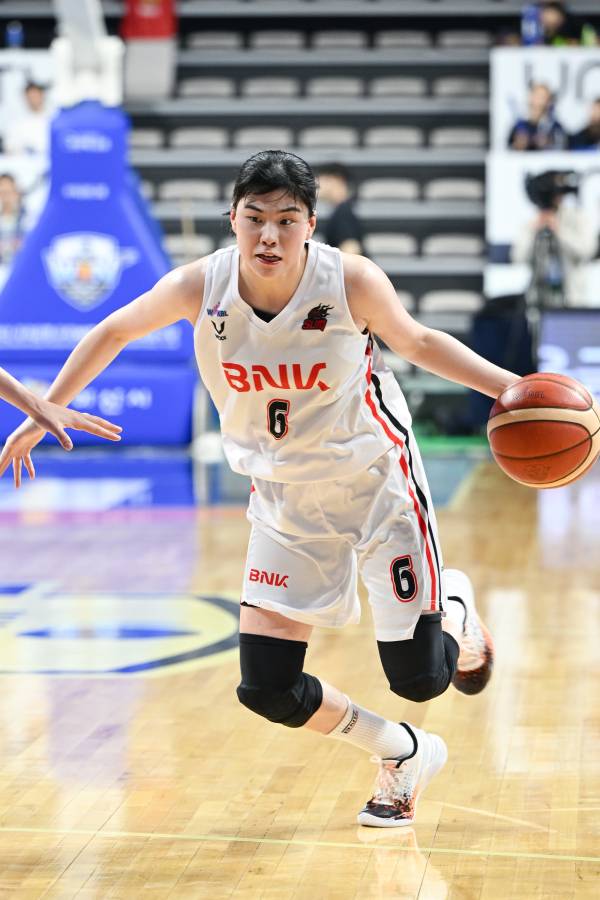 부산 BNK 썸 이소희가 드리블 돌파를 시도하고 있다. 사진=WKBL