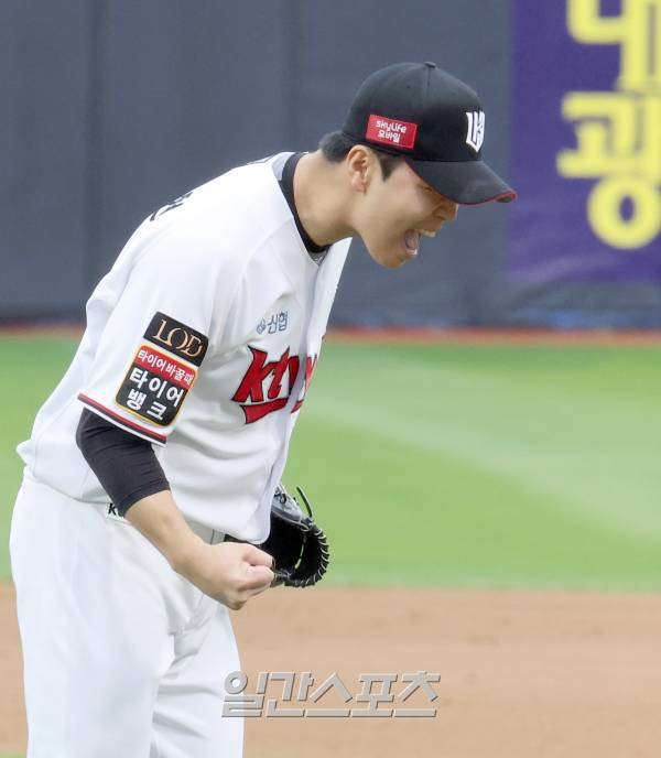 '2023 신한은행 SOL KBO 포스트시즌' NC다이노스와 kt위즈의 플레이오프 5차전 경기가 5일 오후 수원 kt위즈파크에서 열렸다. kt 투수 손동현이 6회 NC 공격을 무실점으로 막고 기뻐하고 있다. 수원=정시종 기자 capa@edaily.co.kr /2023.11.05.