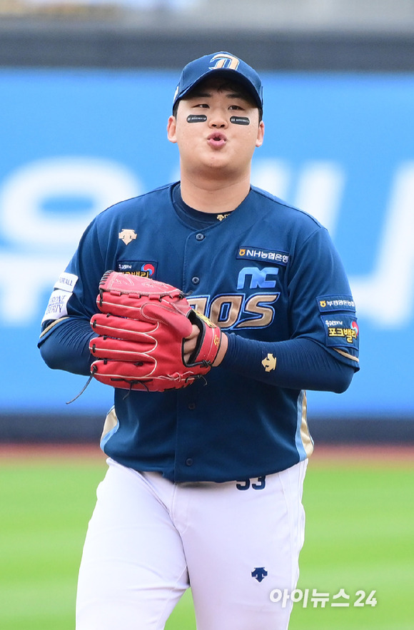 5일 오후 경기도 수원 KT위즈파크에서 '2023 KBO 포스트시즌 플레이오프' 5차전 KT 위즈와 NC 다이노스의 경기가 열렸다. 5회말 2실점을 한 NC 선발 신민혁이 숨을 고르고 있다. [사진=정소희 기자]