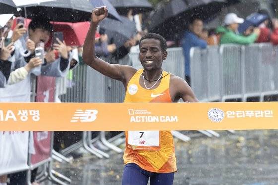 남자 엘리트 부문 우승을 차지한 에티오피아의 데르셰. 전민규 기자