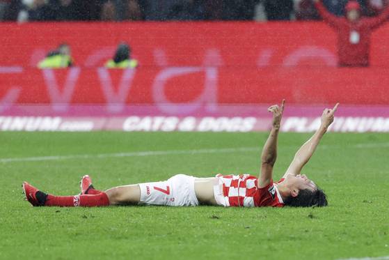 Mainz's Lee Jae-sung celebrates after scoring during a Bundesliga match against RB Leipzig at the Mewa Stadium in Mainz, Germany on Saturday.  [AP/YONHAP]
