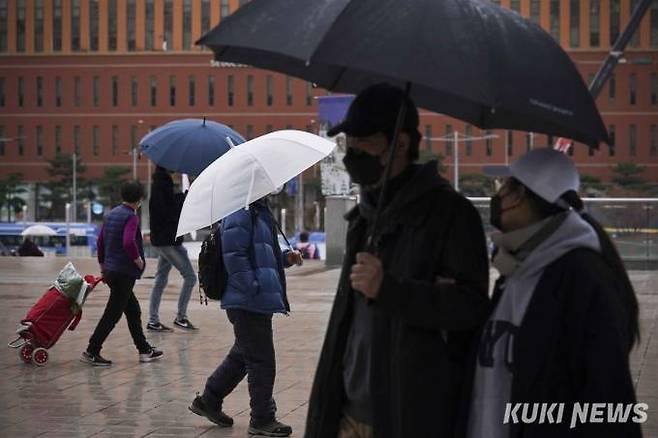 서울 중구 서울역 인근에서 우산을 쓴 시민들이 발걸음을 재촉하고 있다. 사진=임형택 기자 