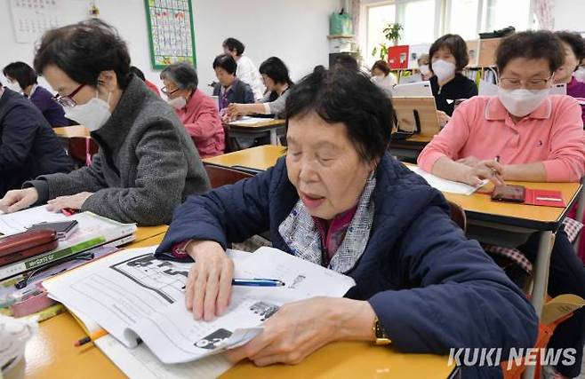 일성여자고등학교 3학년 김정자(사진) 할머니가 영어수업시간 집중해서 단어를 외우고 있다. 늦깎이 학생은 허리도 굽고 아프지만 반드시 원하는 대학에 입학해 열심히 공부 할 생각이라고 당차게 포부를 밝혔다.