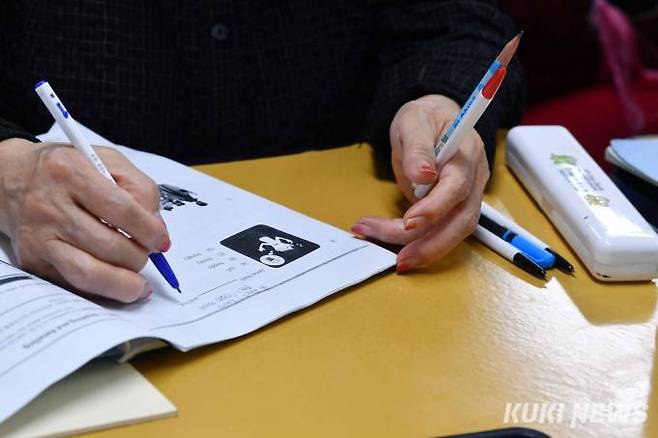 김화수(69) 학생은 “공부하느라 얼마나 힘들겠냐며 점심 도시락까지 챙겨 학교까지 태워다 주는 남편이 고맙고 두고두고 기억에 남을 것 같다”면서 “당당하게 대학에 입학해 자녀들에게도 자랑스러운 엄마가 될 것”이라고 포부를 밝혔다.