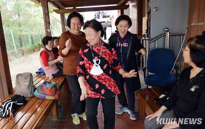 오후반 학생들이 수업에 들어가기 전 각자 집에서 준비해온 간식을 나눠 먹은 후 가벼운 춤 동작을 선보여 주변을 환하게 만들고 있다.