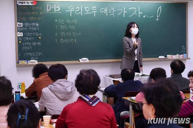 일성여고 김인숙 교사는 “선생님들도 나이든 학생들 가르치면서 오히려 그들에게서 삶의 경험과 지혜, 도전 정신을 배운다”고 말했다.