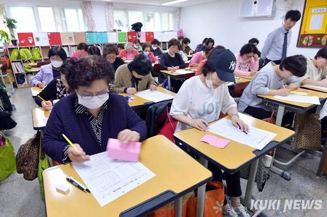 한자능력시험을 치르는 학생들. 일반학교에 비해 한자능력은 우수한 편이다.
