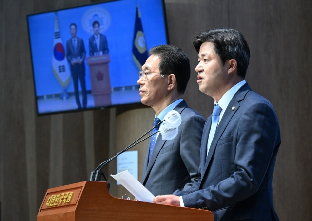 박상혁 더불어민주당 의원(경기 김포을)이 5일 국회 소통관에서 '김포 서울 편입' 관련 기자회견을 열고 발언하고 있다. 왼쪽은 김주영 민주당 의원(경기 김포갑). 이병주 기자