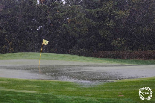 KLPGA 투어 S-오일 챔피언십 최종 4라운드가 폭우로 취소됐다. 사진은 대회장 그린에 물이고여 있는 모습. /사진= KLPGA