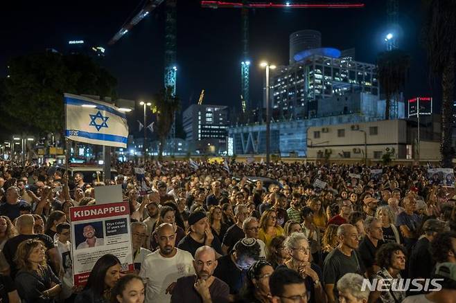 [텔아비브=AP/뉴시스]팔레스타인 무장정파 하마스와 전쟁을 한달 가까이 이어가고 있는 이스라엘에서 수천명이 운집한 반정부 시위가 벌어졌다. 4일(현지시간) 이스라엘의 수도 텔아비브에 운집한 반정부 시위대의 모습.