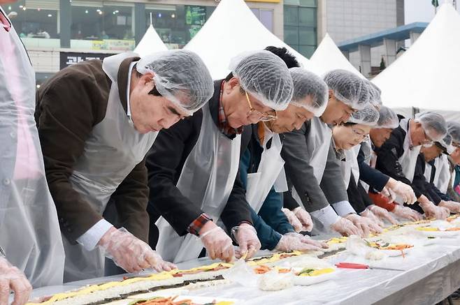 김 축제 최장 김밥 만들기 기록 경신에 참가한 김동일(왼쪽 첫번째) 시장 *재판매 및 DB 금지