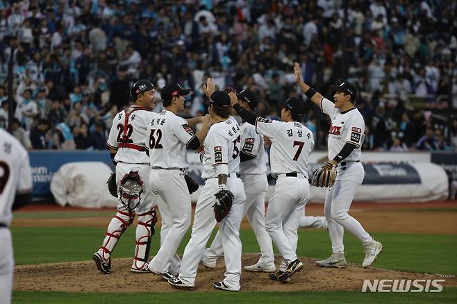 [수원=뉴시스] 정병혁 기자 = 5일 경기 수원시 KT위즈파크에서 열린 2023 KBO 플레이오프 KT 위즈 대 NC 다이노스의 5차전 경기에서 3대2로 승리한 KT 선수들이 기뻐하고 있다. 2023.11.05. jhope@newsis.com