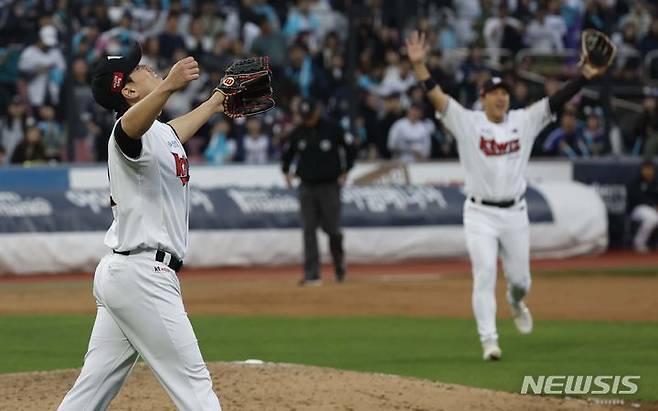 [수원=뉴시스] 정병혁 기자 = 5일 경기 수원시 KT위즈파크에서 열린 2023 KBO 플레이오프 KT 위즈 대 NC 다이노스의 5차전 경기에서 3대2로 승리한 KT 선수들이 기뻐하고 있다. 2023.11.05. jhope@newsis.com