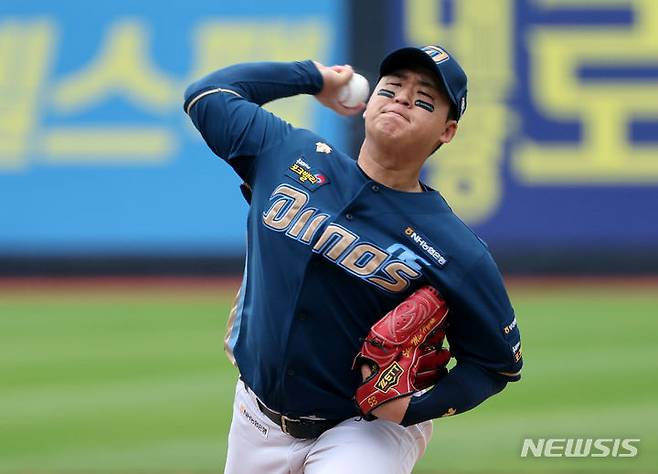 [수원=뉴시스] 김진아 기자 = 5일 경기 수원시 KT위즈파크에서 열린 2023 KBO 플레이오프 KT 위즈 대 NC 다이노스의 5차전 경기, NC 선발 신민혁이 역투하고 있다. 2023.11.05. bluesoda@newsis.com