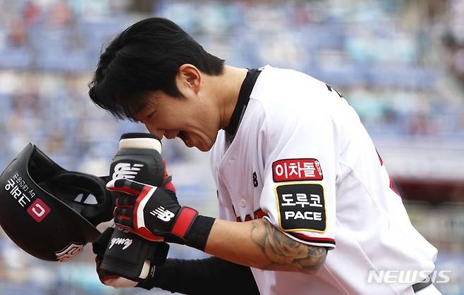 [수원=뉴시스] 정병혁 기자 = 5일 경기 수원시 KT위즈파크에서 열린 2023 KBO 플레이오프 KT 위즈 대 NC 다이노스의 5차전 경기, 5회말 1사 주자 1, 3루 상황 KT 김민혁이 2타점 동점 적시타를 친 뒤 교체되어 덕아웃을 향하며 기뻐하고 있다. 2023.11.05. jhope@newsis.com