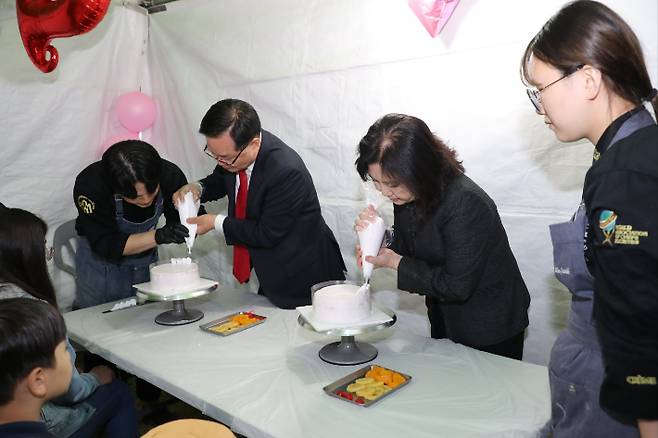 마산국화축제 기간인 지난달 28일 홍남표 창원시장과 배우자 서희정님이 마산대학교 외식조리제빵학과 교수와 함께 수제케이크 만들기 체험을 하고 있다. 창원시 제공