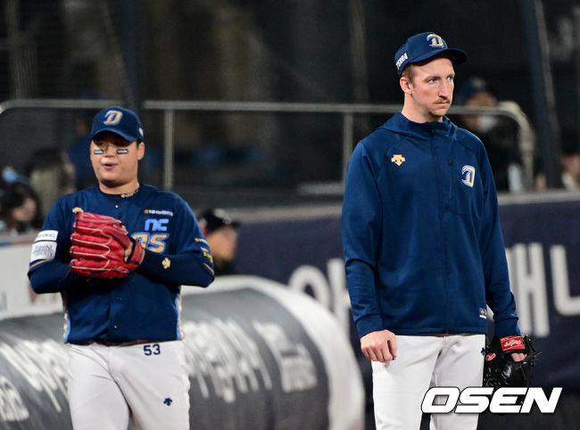 [OSEN=수원, 최규한 기자] 31일 오후 수원 KT위즈파크에서 ‘2023 신한은행 SOL KBO 포스트시즌 플레이오프’ 2차전 KT 위즈와 NC 다이노스의 경기가 열렸다.7회초 수비 때 NC 선발 신민혁의 연습 피칭을 동료 선발 페디가 지켜주고 있다. 2023.10.31 / dreamer@osen.co.kr