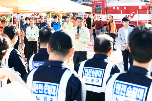 오승록(가운데) 서울 노원구청장이 ‘노원 안전 순찰대’ 발대식에서 대원들에게 당부 사항을 전하고 있다. 노원구 제공