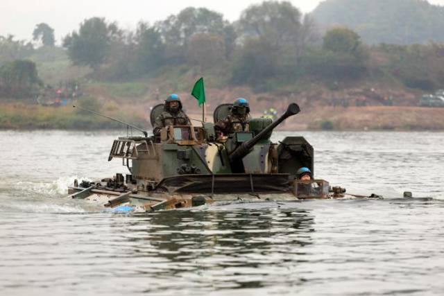 최근 실시한 ‘2023 호국훈련’의 하나로 실시한 ‘대규모 기계화부대 기동훈련’에 참가한 3기갑여단 소속‘K21 보병전투차량’이 강습도하를 하고 있다. 사진 제공=국방일보
