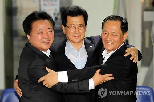 충북 행정지도 바꿀 청주·청원 통합 (청주=연합뉴스) 변우열 기자 = 2012년은 충북 행정·경제 지형의 대변혁을 예고한 해로 기록됐다. 지난 6월 청원군민 투표로 통합이 결정된 직후 기쁨을 나누는 이시종(사진 가운데) 지사와 한범덕(왼쪽) 청주시장, 이종윤 청원군수. 2012.12.30
    bwy@yna.co.kr
(끝)