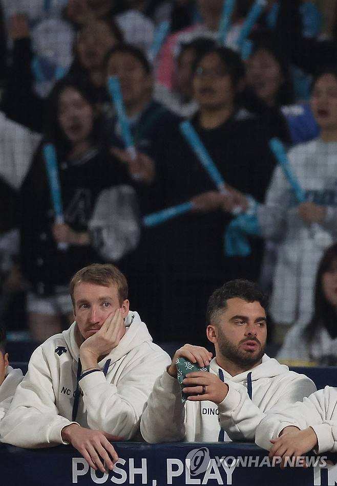 경기 지켜보는 NC 페디 (창원=연합뉴스) 김동민 기자 = 3일 경남 창원NC파크에서 열린 2023 신한은행 SOL KBO리그 플레이오프 4차전 kt wiz와 NC 다이노스의 경기. NC 투수 페디가 더그아웃에서 경기를 지켜보고 있다. 2023.11.3 image@yna.co.kr