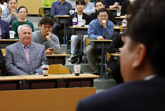 인요한 국민의힘 혁신위원장이 지난 4일 오후 부산 경성대학교에서 열린 이준석 전 대표, 이언주 전 의원이 진행하는 토크콘서트에 참석해 있다. (사진=연합뉴스)