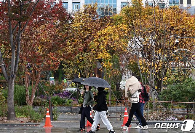 지난 3일 오후 서울 광화문광장에서 시민들이 내리는 비를 피하며 걷고 있다. 2023.11.3/뉴스1 ⓒ News1 구윤성 기자