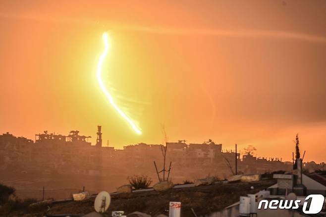 5일(현지시간) 이스라엘군이 팔레스타인 가자 지구에 폭격을 떨어뜨리는 모습 2023.11.06 ⓒ AFP=뉴스1 ⓒ News1 정지윤 기자