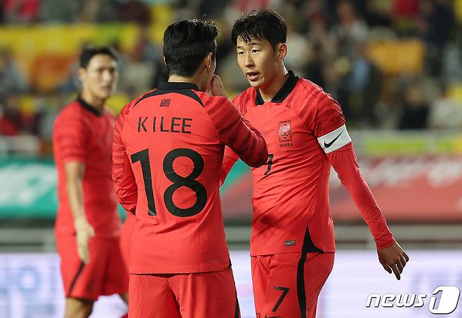 축구 대표팀의 손흥민과 이강인. /뉴스1 ⓒ News1 김진환 기자