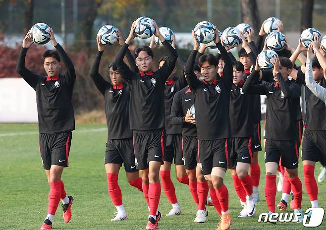 대한민국 U17 축구대표팀이 30일 경기도 파주 축구국가대표 트레이닝센터(NFC)에서 2023 국제축구연맹(FIFA) U17 월드컵 대비 최종 훈련을 하고 있다. 변성환 감독이 이끄는 U17 축구대표팀은 다음 달 12일 미국전을 시작으로 15일 프랑스, 18일 부르키나파소와 맞붙는다. 2023.10.30/뉴스1 ⓒ News1 김민지 기자