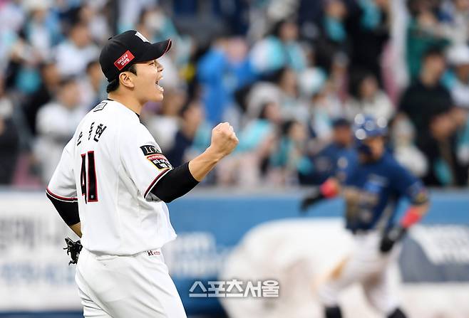 KT 손동현이 5일 수원KT위즈파크에서 열린 2023 KBO 플레이오프 5차전 NC와 경기 7회초 2사 2루에서 NC 서호철을 우익수 뜬공으로 잡아낸 뒤 포효하고 있다. 2023. 11. 5. 수원 | 박진업기자 upandup@sportsseoul.com