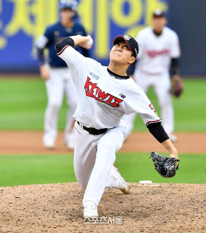 KT 손동현이 5일 수원KT위즈파크에서 열린 2023 KBO 플레이오프 5차전 NC전에서 6회초 무사 1루에서 등판해 역투를 펼치고 있다. 2023.11.05. 수원 | 강영조기자 kanjo@sportsseoul.com