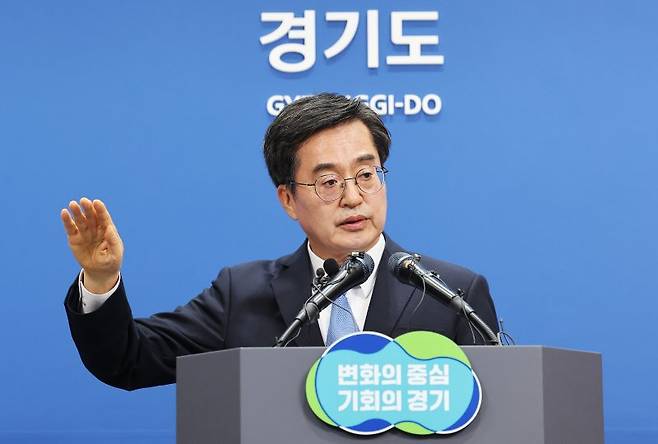 김동연 경기도지사가 6일 경기 수원 경기도청에서 열린 '2024년도 본예산 브리핑'에서 취재진 질문에 답하고 있다. 연합뉴스