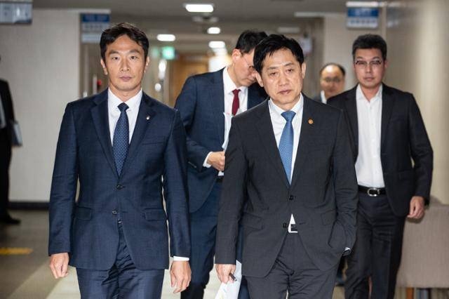 김주현 금융위원장(오른쪽)과 이복현 금융감독원장이 5일 정부서울청사 브리핑룸에서 열린 공매도 전면 금지 관련 브리핑에 들어서고 있다. 뉴스1