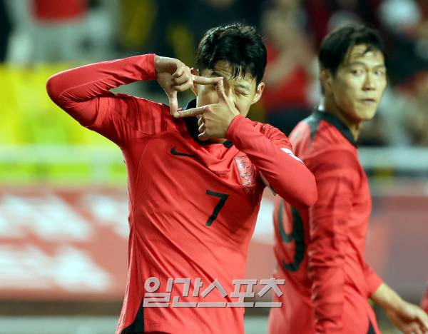 위르겐 클린스만 감독이 이끄는 대한민국 축구대표팀이 17일 오후 수원월드컵경기장에서 베트남 대표팀과 평가전을 펼쳤다.손흥민이 후반 골을 성공시키고 세리머니 하고있다.수원=정시종 기자 capa@edaily.co.kr /2023.10.17.