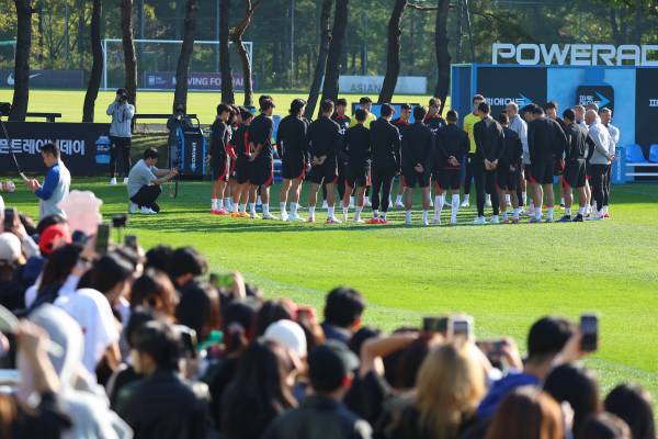 <yonhap photo-3585=""> 한자리에 모인 축구대표팀 선수들 (파주=연합뉴스) 김도훈 기자 = 10일 오후 경기도 파주NFC(축구대표팀 트레이닝센터)에서 열린 한국 축구대표팀 공개훈련에서 클린스만 감독이 선수들과 이야기를 나누고 있다. 대표팀은 오는 13일 서울월드컵경기장에서 튀니지, 17일 수원월드컵경기장에서 베트남과 평가전을 치른다. 2023.10.10 superdoo82@yna.co.kr/2023-10-10 16:07:06/ <저작권자 ⓒ 1980-2023 ㈜연합뉴스. 무단 전재 재배포 금지.></yonhap>