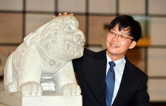 손성민 대전지검 검사가 3일 오후 국내 최초 법교육 테마공원인 대전 솔로몬로파크에서 중앙일보와 만나 ‘해태상’ 앞에서 인터뷰 사진 촬영을 하고 있다. 손 검사는 서울중앙지검 형사5부에서 초임검사로 임관해 대전지검 서산지청, 대전지검 형사3부 등을 거쳤다. 프리랜서 김성태.