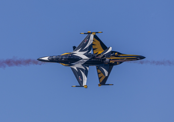 21일 아덱스가 열리는 서울공항 상공에서 블랙이글스 T-50계열 두대가 아슬아슬하게 근접비행하고 있다. 최영재 기자