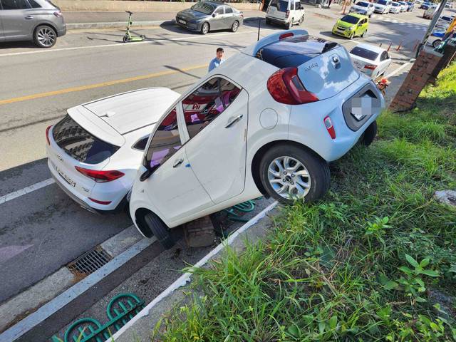 ▲ 6일 오전 강릉시 초당동의 한 아파트 주차장에 중립기어(N)로 주차해둔 모닝차량이 강한 바람에 밀려 아파트 울타리를 뚫고 추락했다.