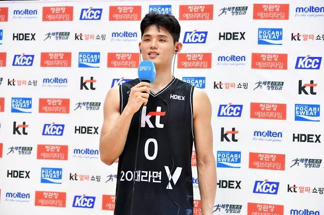 인터뷰를 하는 하윤기. 한국농구연맹(KBL)